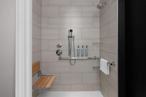 Double Room with Two Double Beds and Roll - In Shower - Mobility Access/Hearing Accessible del hotel Courtyard by Marriott New York World Trade Center Area. Foto 5