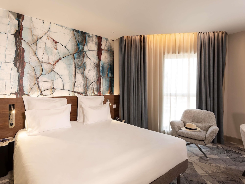 Suite Superior con 1 cama doble y sofá del hotel Novotel Tunis Lac. Foto 5