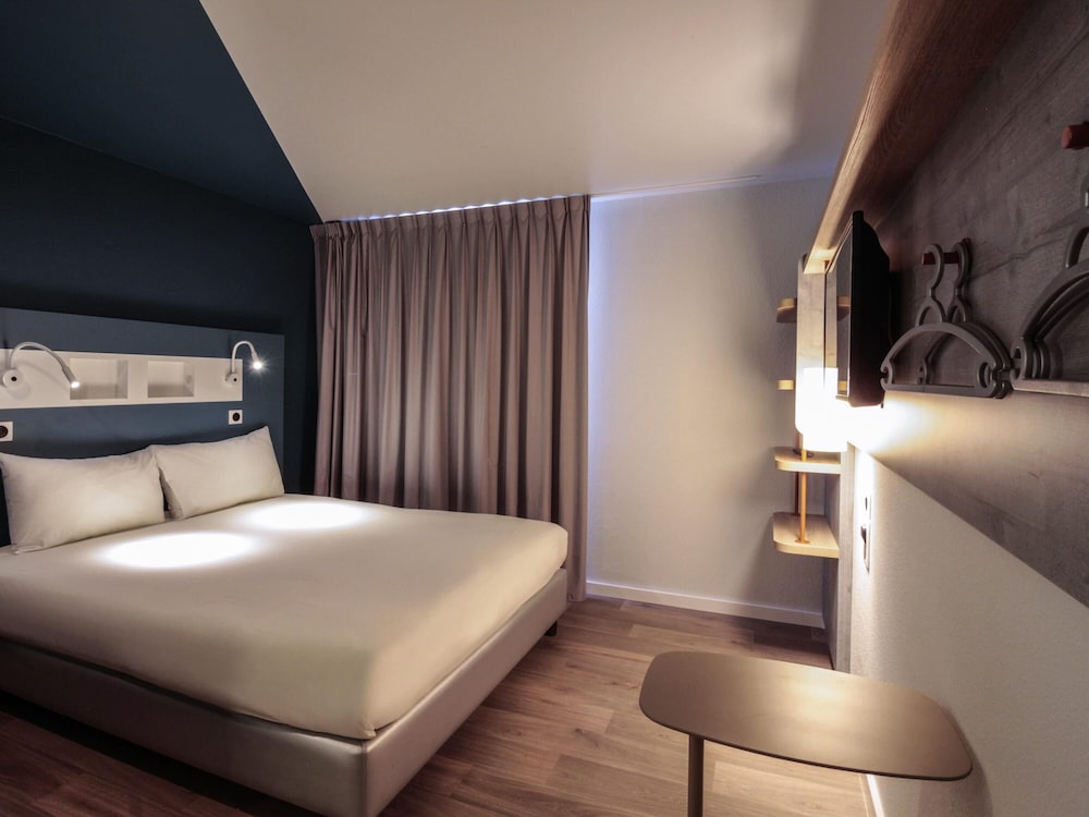 Habitación estándar con 1 cama doble y 1 cama retráctil del hotel ibis budget Rouen Centre Rive Gauche