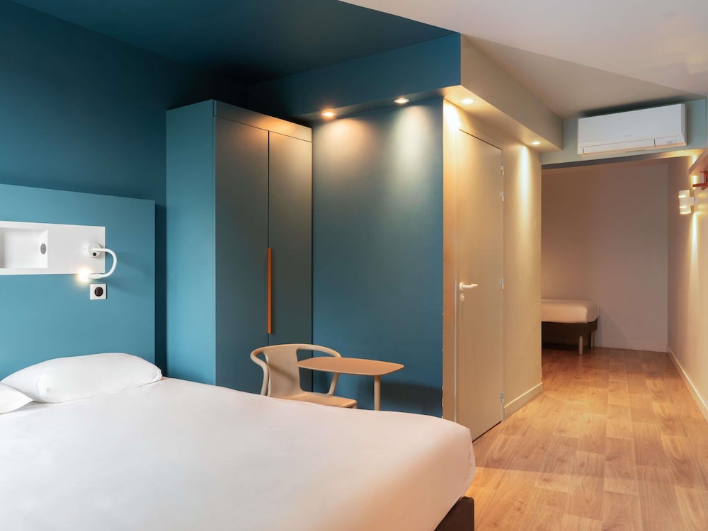 Habitación con 1 cama doble y 2 camas individuales del hotel ibis budget Rouen Centre Rive Gauche