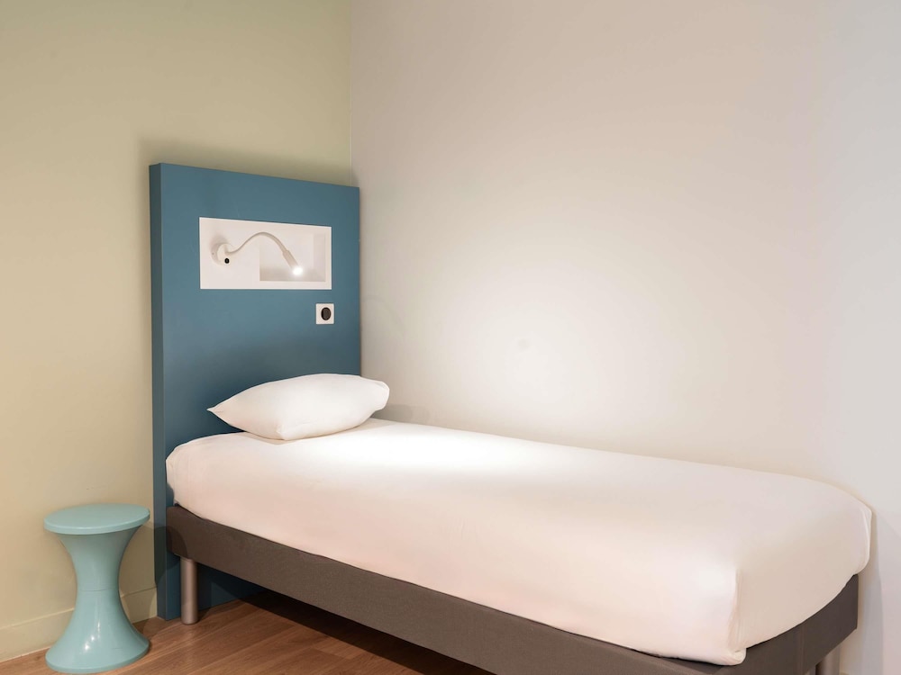 Habitación con 1 cama doble y 2 camas individuales del hotel ibis budget Rouen Centre Rive Gauche. Foto 2