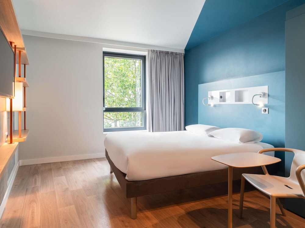 Habitación con 1 cama doble y 2 camas individuales del hotel ibis budget Rouen Centre Rive Gauche. Foto 4