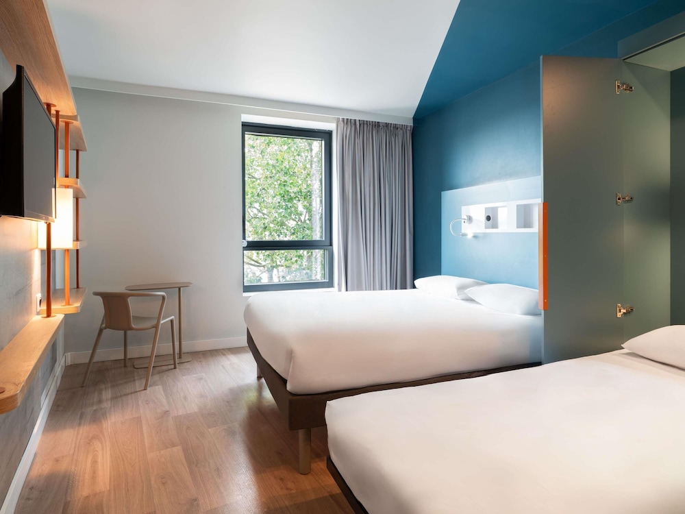 Habitación con 1 cama doble y 2 camas individuales del hotel ibis budget Rouen Centre Rive Gauche. Foto 5