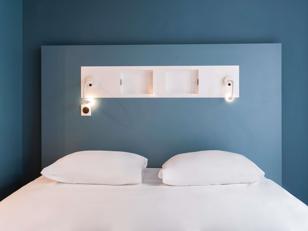 Habitación con 1 cama doble y 2 camas individuales del hotel ibis budget Rouen Centre Rive Gauche. Foto 6
