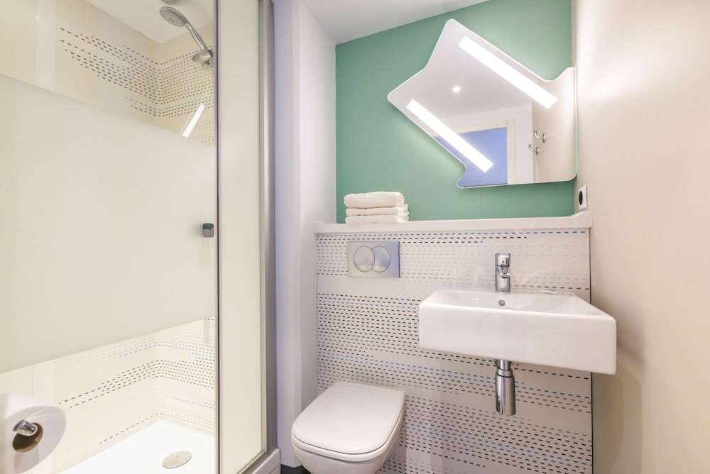 Habitación estándar con 1 cama doble y 1 cama retráctil del hotel ibis budget Rouen Centre Rive Gauche. Foto 5