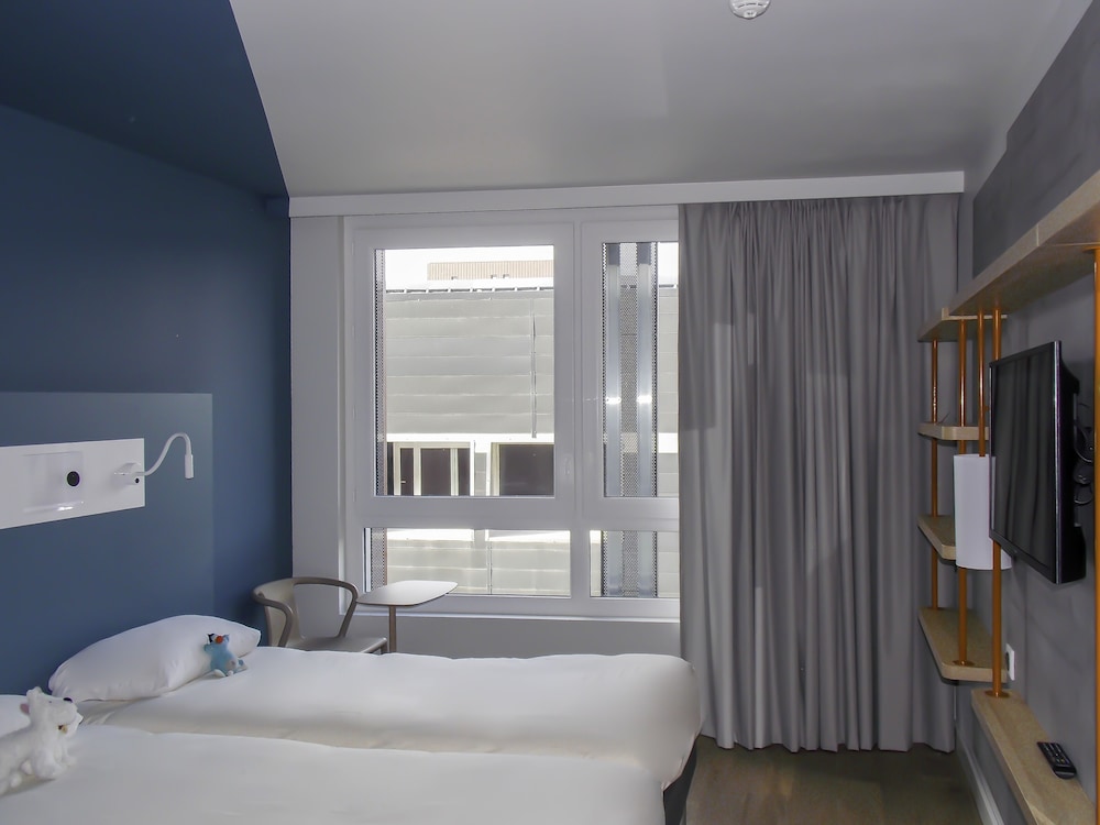Habitación con 2 camas individuales del hotel ibis budget Rouen Centre Rive Gauche. Foto 4