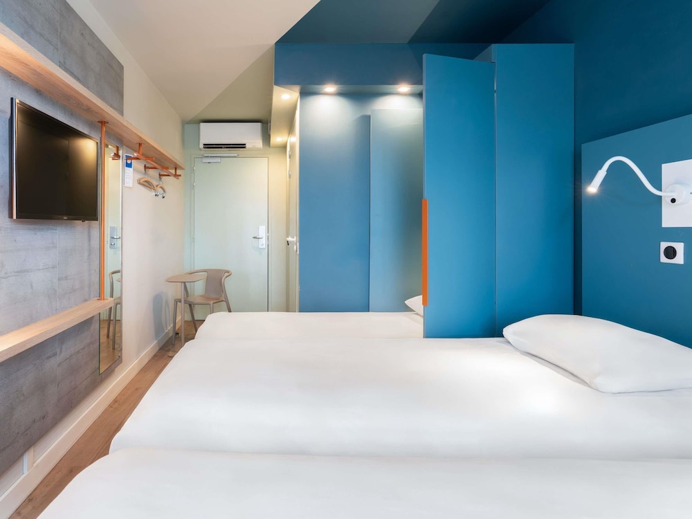 Habitación con 2 camas individuales del hotel ibis budget Rouen Centre Rive Gauche. Foto 6