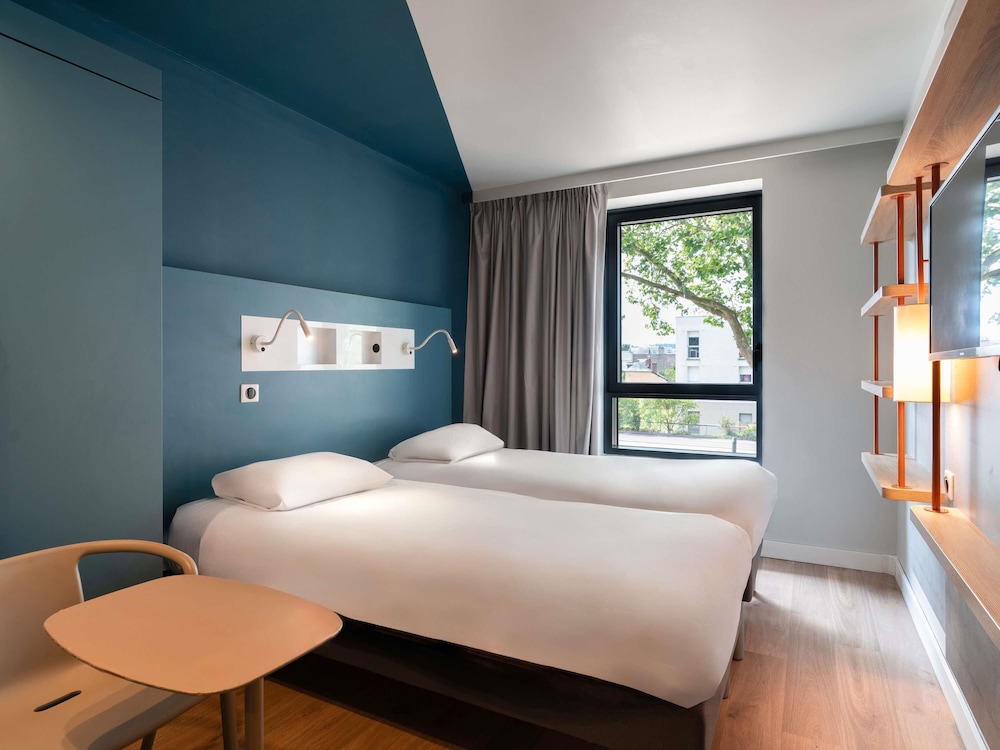 Habitación con 2 camas individuales del hotel ibis budget Rouen Centre Rive Gauche. Foto 7