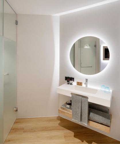 Habitación Innside con balcón del hotel INNSiDE Tenerife Santa Cruz. Foto 4