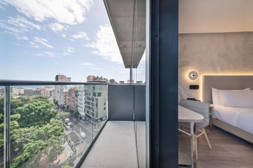 Habitación Innside con balcón del hotel INNSiDE Tenerife Santa Cruz. Foto 8