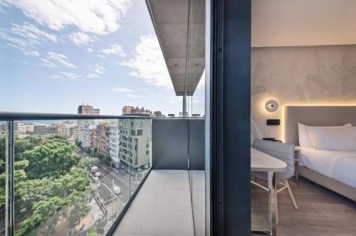 Habitación Innside con balcón del hotel INNSiDE Tenerife Santa Cruz. Foto 3