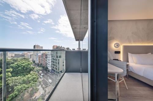 Habitación Innside con balcón del hotel INNSiDE Tenerife Santa Cruz. Foto 1