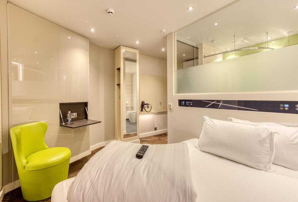 Habitación estándar doble, ducha adaptada del hotel Hub by Premier Inn London Marylebone