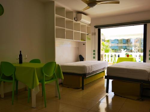 Apartamento Vista Mar Balcón o Terraza 1 habitación 2 Camas individuales 2 sofás camas del hotel Las Vistas TRG Tenerife Royal Gardens. Foto 21