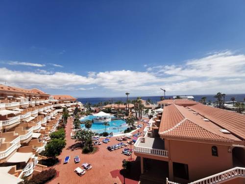 Apartamento con terraza y vistas laterales al mar del hotel Las Vistas TRG Tenerife Royal Gardens. Foto 5