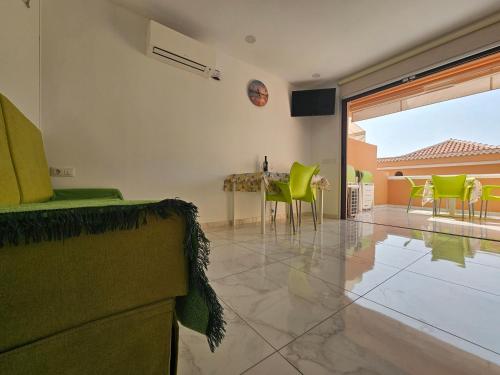 Apartment with Terrace and Lateral Sea View del hotel Las Vistas TRG Tenerife Royal Gardens. Foto 30