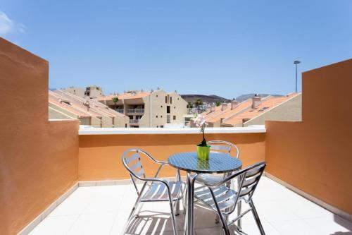 Estudio con terraza y vistas laterales al mar del hotel Las Vistas TRG Tenerife Royal Gardens. Foto 11