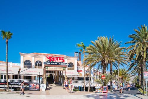 Apartamento Vista Mar Balcón o Terraza 1 habitación 2 Camas individuales 2 sofás camas del hotel Las Vistas TRG Tenerife Royal Gardens. Foto 10