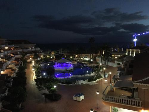 Estudio con terraza y vistas laterales al mar del hotel Las Vistas TRG Tenerife Royal Gardens. Foto 20
