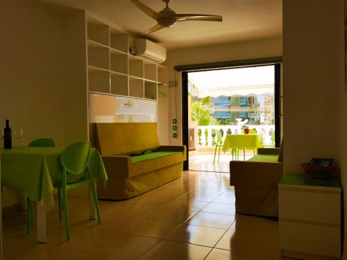 Apartamento Vista Mar Balcón o Terraza 1 habitación 2 Camas individuales 2 sofás camas del hotel Las Vistas TRG Tenerife Royal Gardens. Foto 23