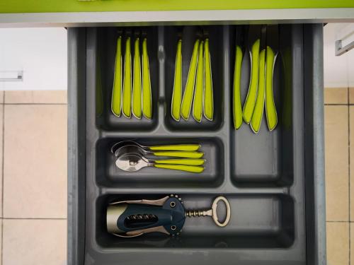 Apartamento Vista Mar Balcón o Terraza 1 habitación 2 Camas individuales 2 sofás camas del hotel Las Vistas TRG Tenerife Royal Gardens. Foto 26