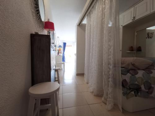 Apartamento Vista Parcial Mar Balcón o Terraza 1 Cama king 1 habitación Sofá Cama incluido del hotel Las Vistas TRG Tenerife Royal Gardens. Foto 1