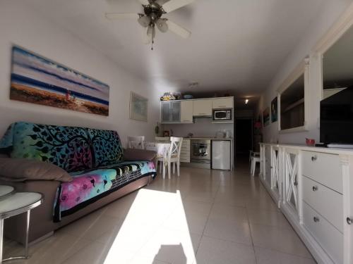 Apartamento Vista Parcial Mar Balcón o Terraza 1 Cama king 1 habitación Sofá Cama incluido del hotel Las Vistas TRG Tenerife Royal Gardens. Foto 5