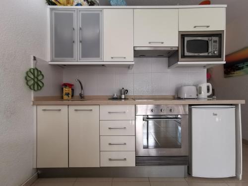 Apartamento Vista Parcial Mar Balcón o Terraza 1 Cama king 1 habitación Sofá Cama incluido del hotel Las Vistas TRG Tenerife Royal Gardens. Foto 13