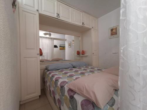 Apartamento Vista Parcial Mar Balcón o Terraza 1 Cama king 1 habitación Sofá Cama incluido del hotel Las Vistas TRG Tenerife Royal Gardens. Foto 15