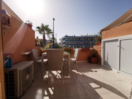 Apartamento Vista Parcial Mar Balcón o Terraza 1 Cama king 1 habitación Sofá Cama incluido del hotel Las Vistas TRG Tenerife Royal Gardens. Foto 18