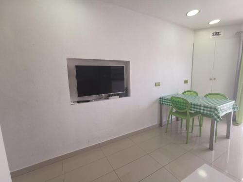 Apartamento Vista Parcial Mar Balcón o Terraza 1 habitación Sofá Cama incluido 2 Camas individuales del hotel Las Vistas TRG Tenerife Royal Gardens. Foto 1