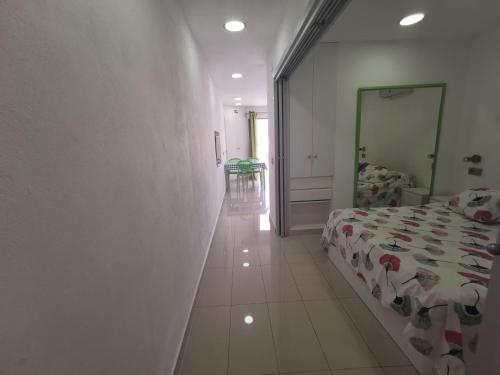 Apartamento Vista Parcial Mar Balcón o Terraza 1 habitación Sofá Cama incluido 2 Camas individuales del hotel Las Vistas TRG Tenerife Royal Gardens. Foto 9