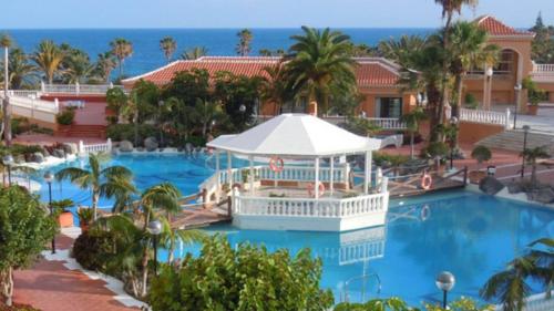 Holiday Home with Terrace and Lateral Sea View del hotel Las Vistas TRG Tenerife Royal Gardens. Foto 12