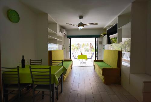 Holiday Home with Terrace and Lateral Sea View del hotel Las Vistas TRG Tenerife Royal Gardens. Foto 26