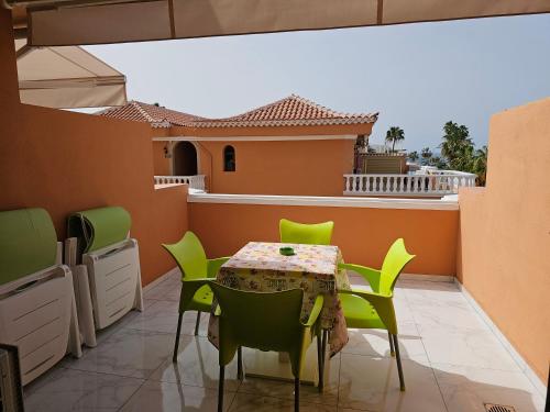Holiday Home with Terrace and Lateral Sea View del hotel Las Vistas TRG Tenerife Royal Gardens. Foto 21
