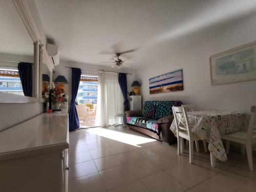 Holiday Home with Terrace and Lateral Sea View del hotel Las Vistas TRG Tenerife Royal Gardens. Foto 12