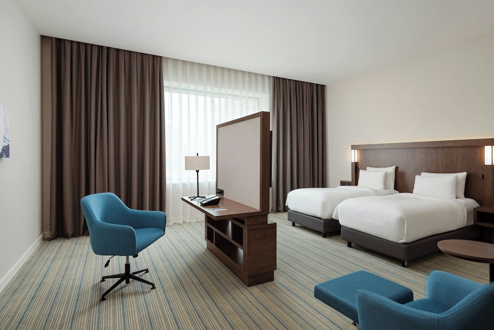 Habitación superior, 2 camas individuales, vistas a la ciudad del hotel Courtyard by Marriott Baku. Foto 4