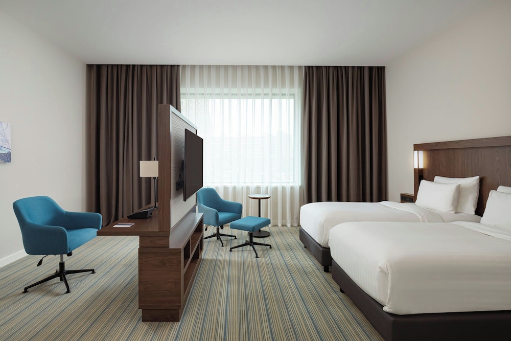 Habitación superior, 2 camas individuales, vistas a la ciudad del hotel Courtyard by Marriott Baku. Foto 7