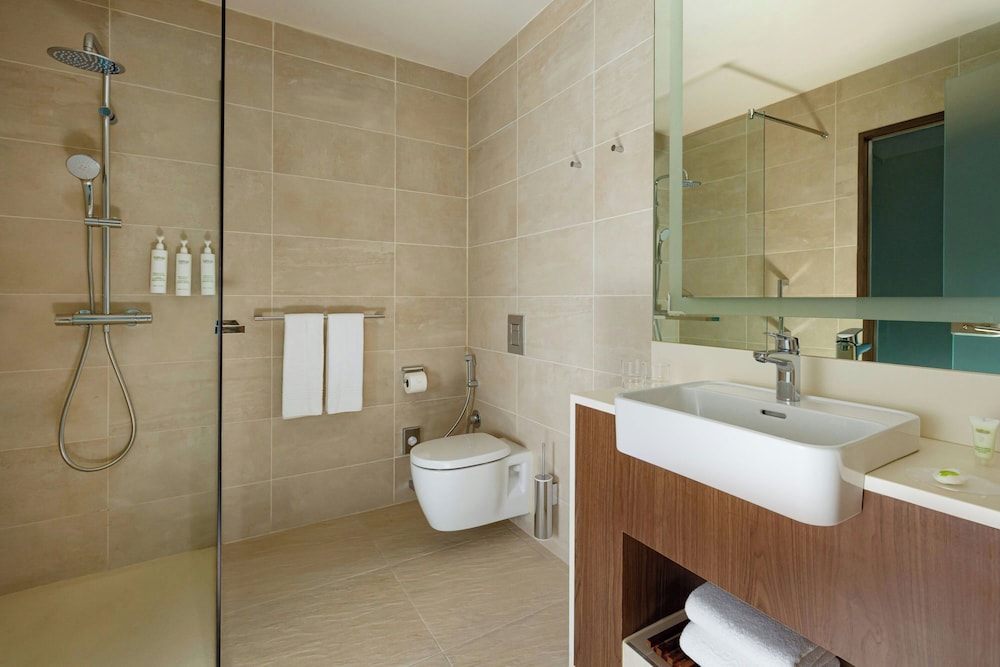 Habitación superior, 2 camas individuales, vistas a la ciudad del hotel Courtyard by Marriott Baku. Foto 15