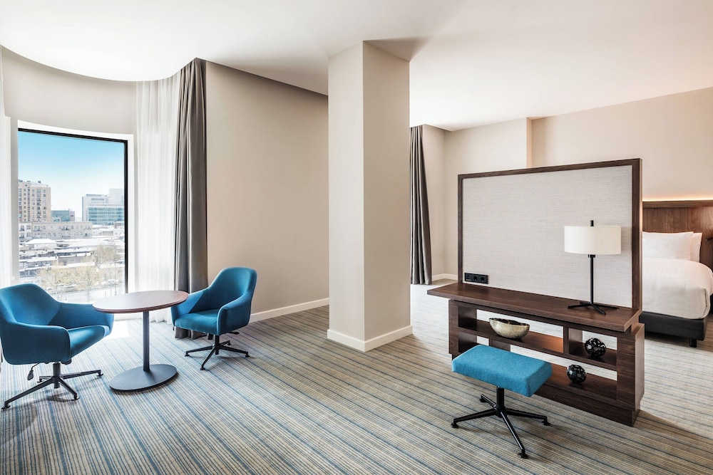 Suite junior, 1 cama de matrimonio grande del hotel Courtyard by Marriott Baku. Foto 1