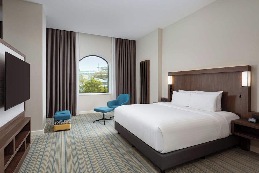 Suite junior, 1 cama de matrimonio grande del hotel Courtyard by Marriott Baku. Foto 4
