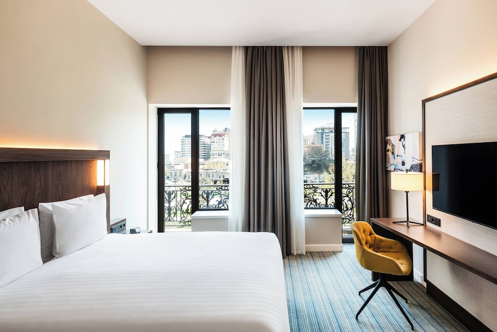 Habitación, 1 cama de matrimonio grande, vistas a la ciudad del hotel Courtyard by Marriott Baku
