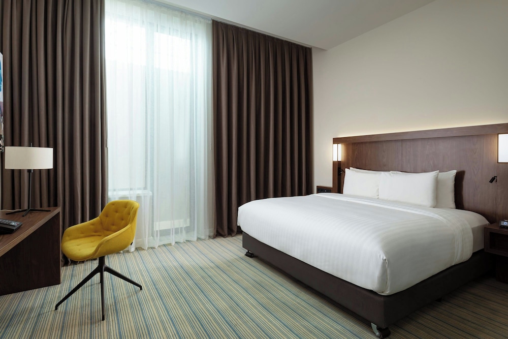 Habitación, 1 cama de matrimonio grande, vistas a la ciudad del hotel Courtyard by Marriott Baku. Foto 2