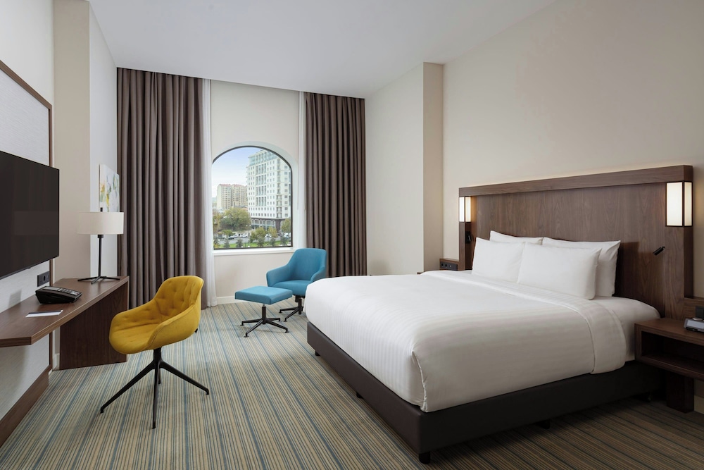 Habitación, 1 cama de matrimonio grande, vistas a la ciudad del hotel Courtyard by Marriott Baku. Foto 5