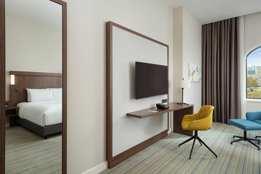 Habitación, 1 cama de matrimonio grande, vistas a la ciudad del hotel Courtyard by Marriott Baku. Foto 8