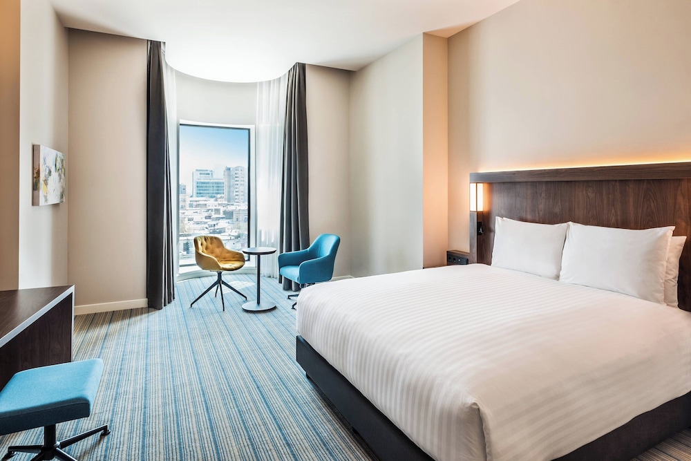 Habitación superior, 1 cama de matrimonio grande, vistas a la ciudad del hotel Courtyard by Marriott Baku. Foto 3
