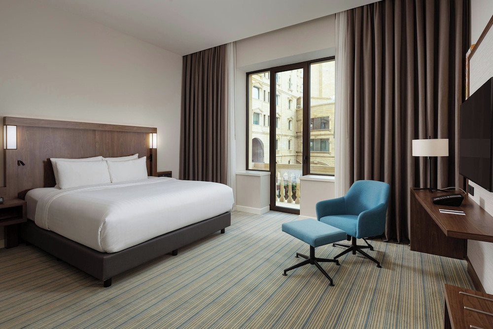 Habitación superior, 1 cama de matrimonio grande, vistas a la ciudad del hotel Courtyard by Marriott Baku. Foto 4