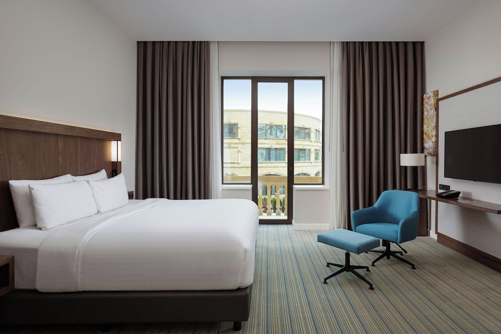 Habitación superior, 1 cama de matrimonio grande, vistas a la ciudad del hotel Courtyard by Marriott Baku. Foto 5