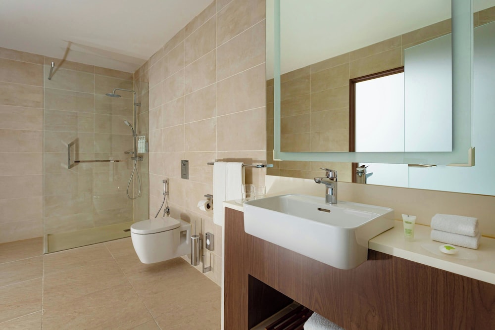 Habitación superior, 1 cama de matrimonio grande, vistas a la ciudad del hotel Courtyard by Marriott Baku. Foto 12