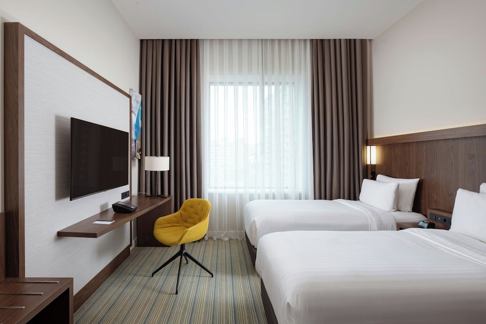 Habitación, 2 camas individuales, vistas a la ciudad del hotel Courtyard by Marriott Baku. Foto 3